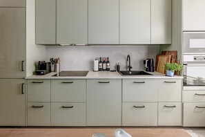 Mikrobølgeovn, ovn, kaffe-/temaskine, spisebord