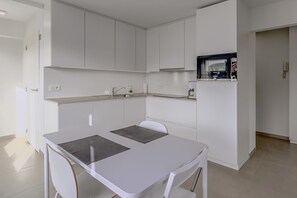Fridge, microwave, oven, stovetop - 1 bedroom accommodation in Oostduinkerke (Oostduinkerke)
