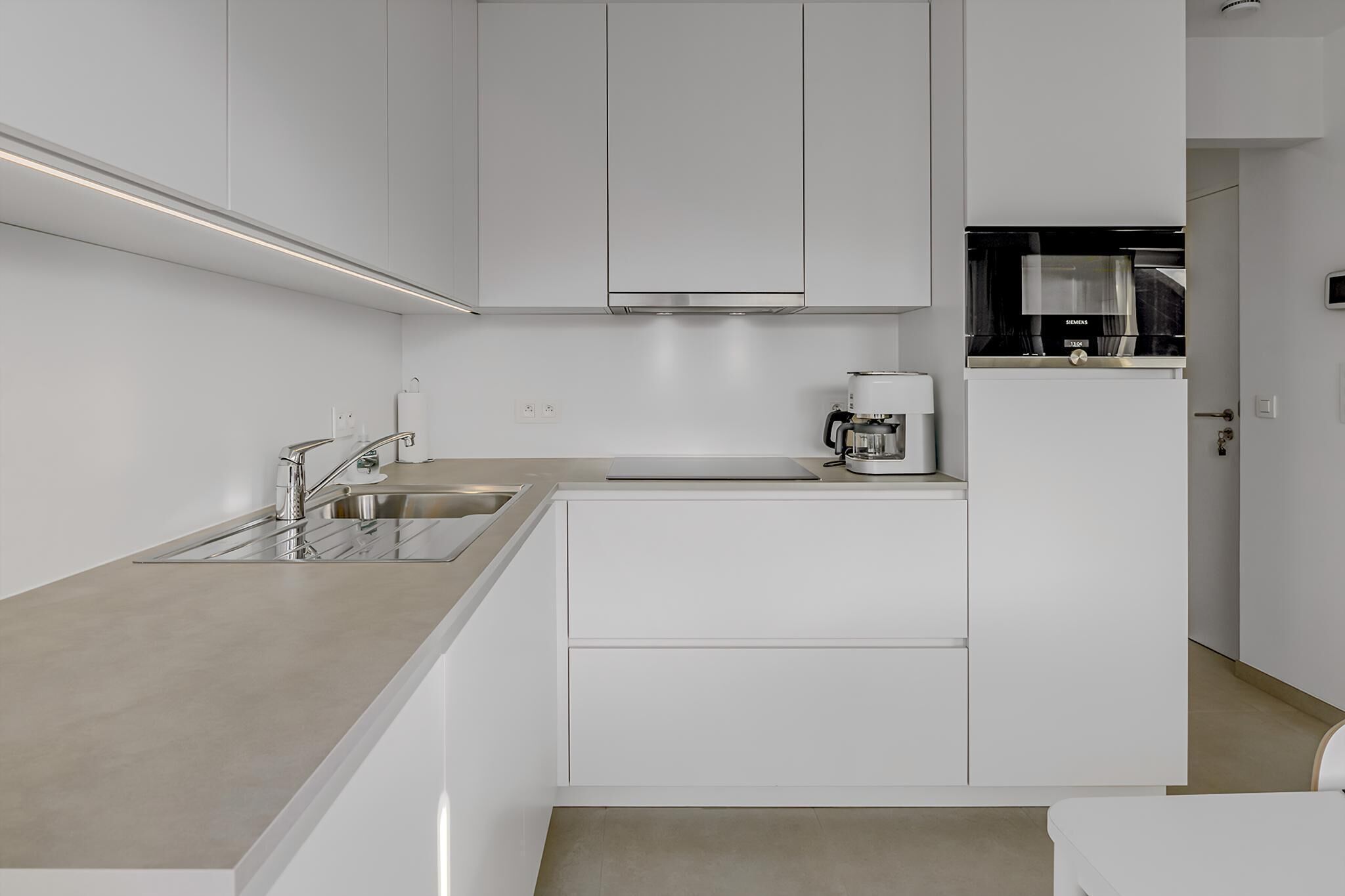 Geladeira, fogão, cooktop, cafeteira/chaleira