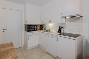 Réfrigérateur, micro-ondes, plaque de cuisson, cafetiÚre/bouilloire