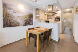 Dining - 2 bedroom accommodation in Oostduinkerke (Oostduinkerke)
