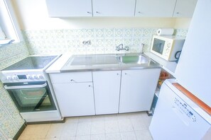 Een koelkast, een microgolfoven, een oven, een kookplaat