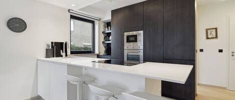 Kjøleskap, ovn, kokeplater og spisebord