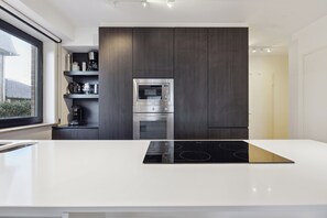 Een koelkast, een microgolfoven, een oven, een kookplaat