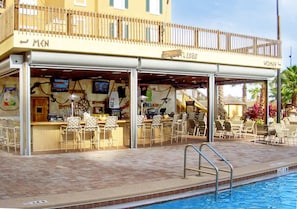 Eine Poolbar mit Außenbereich und Schwimmbecken.