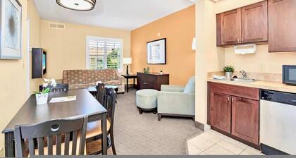 Condo w Hot Tub & Pool - Close to Universal Studio