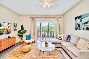 3 bedrooms, Internet - Tropical Styled Condo w Outdoor Pool and Hot Tub (Winter Garden)