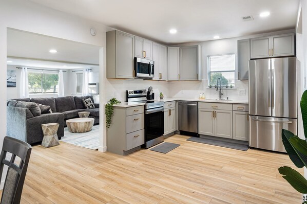 House | 3 bedrooms, desk, Internet - Upstay - Bungalow w Games Golf Fire and Patio (Austin)