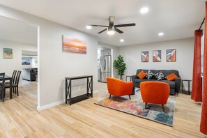 House | 3 bedrooms, desk, Internet - Upstay - Bungalow w Games Golf Fire and Patio (Austin)