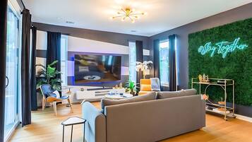 5 bedrooms, desk, Internet
