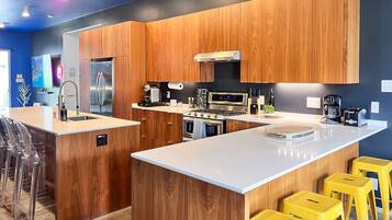 Villa | 5 bedrooms, desk, Internet