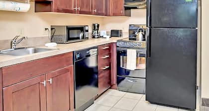 Modern 1BR Suite - King Bed Pool - Near Disney