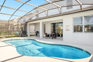Ein Pool mit Glasveranda, eine Terrasse mit Gartenmöbeln und ein Schild mit der Aufschrift: Kein Sprung erlaubt.