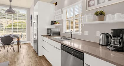 Spacious Home w Garden BBQ and Games at Golf Club