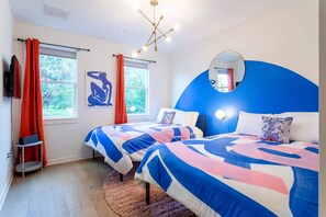 House | 4 bedrooms, Internet - Modern ATX Mansion 6th Street 3 min Scooter (Austin)