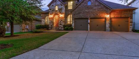 5 bedrooms, desk, Internet