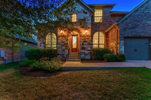 House - Upstay - Spacious Home w Pool-hot Tub-office-yard (Dripping Springs)