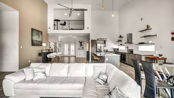 House | 6 bedrooms, desk, Internet