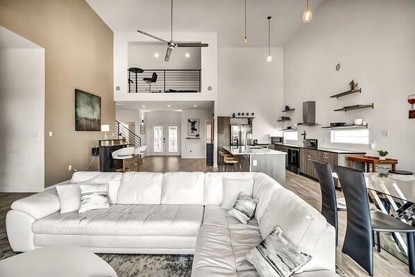 6 عدّة غرف نوم ومكتب وخدمة الإنترنت