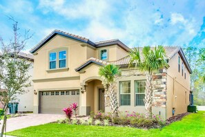 8 bedrooms, Internet - Upstay - Theater Games Pool - Hot Tub - Sleeps 16 (Kissimmee)