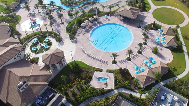 Ein Luftbild eines Resorts mit mehreren Schwimmbecken, Liegebereichen und Hotelgebäuden.