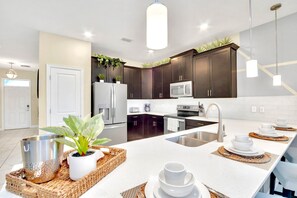 9 bedrooms, Internet - Pool Hot Tub Resort Waterslides - Sleeps 16 (Davenport)