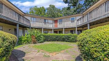 Studio, akses difabel | Meja kerja dan internet