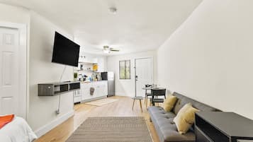 Studio, akses difabel | Meja kerja dan internet