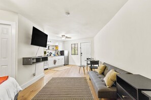 Studio, Accessible | Desk, Internet