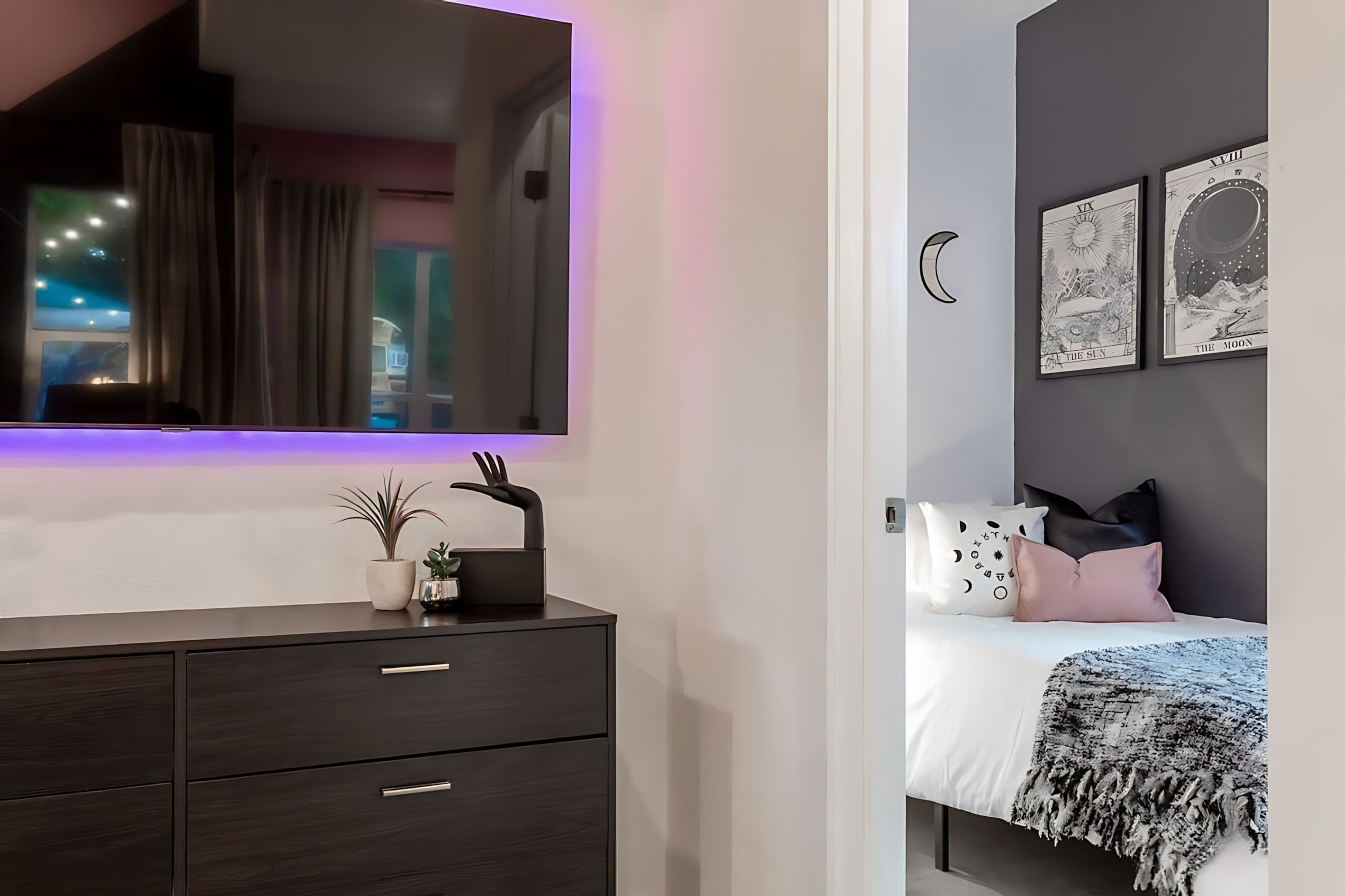 Une chambre à coucher comprenant un lit, une table de chevet et une œuvre d’art accrochée au mur.