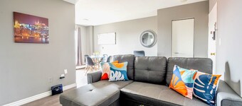 Newly Renovated Condo in Glenview West!