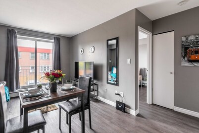 Glenview West Apartment w Patio - Near Downtown!