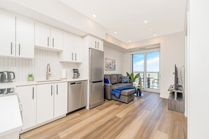 Apartment | 1 bedroom, Internet - Modern High Rise Condo w Private Balcony (Kitchener)