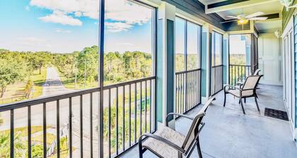 Condo Near Disney w Outdoor Pool and Hot Tub