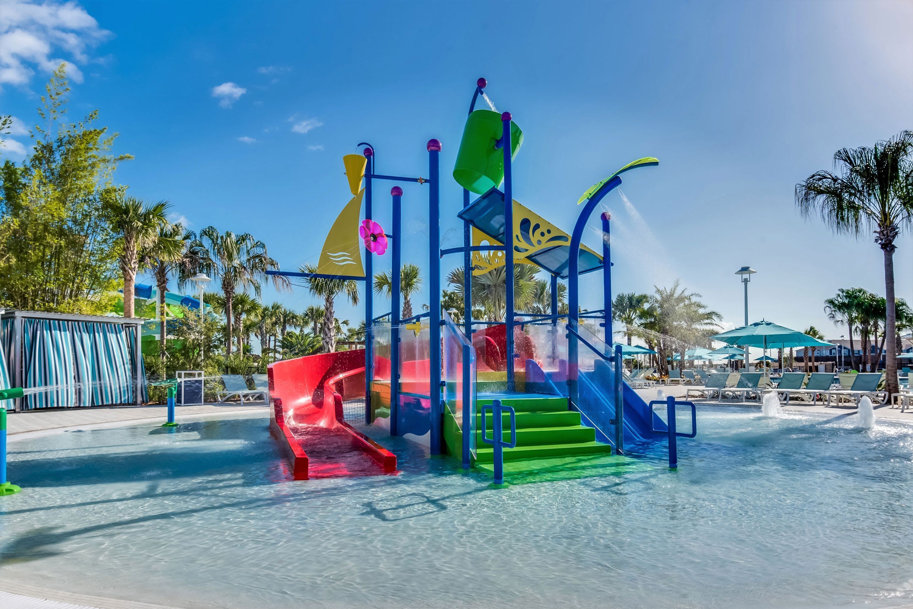 Un espace de jeux aquatiques avec des toboggans et des marches.