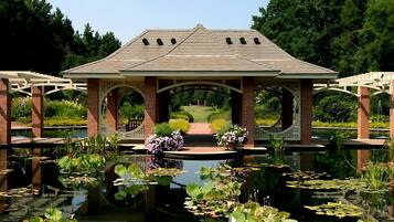 Apartemen, akses difabel | Meja kerja dan internet