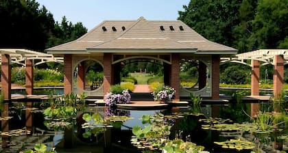 Spacious Studio Apartment Near Botanical Gardens