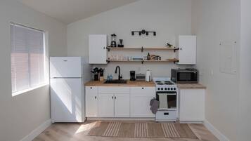 Apartemen, akses difabel | Meja kerja dan internet