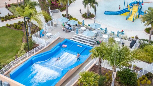 Ein Wasserpark mit mehreren Becken, Rutschen und Spielgeräten.
