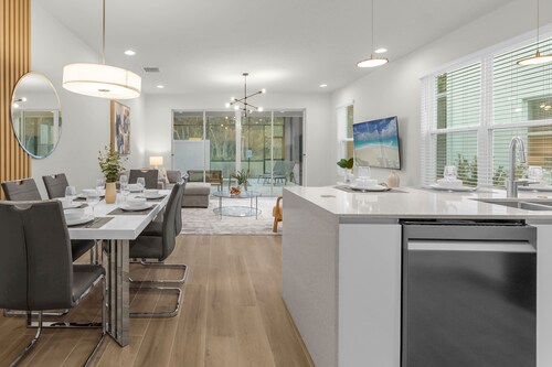 Upstay - Modern Family Townhome With Pool
