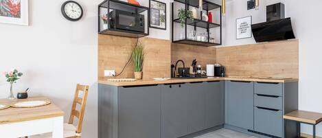 Appartement, balcon | Cuisinette privée | Bouilloire électrique