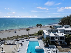 Ein Resort mit Schwimmbad, Strandzugang und Meerblick.