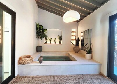 Balance-Hot Tub, Spa, Cabin in Medicine Park, King Beds, Gym, Sauna and WIFI 