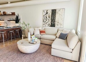 Smart TV, books, stereo