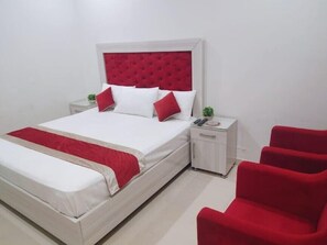 Habitación Deluxe doble | Sistema de insonorización, tabla de planchar con plancha, wifi gratis