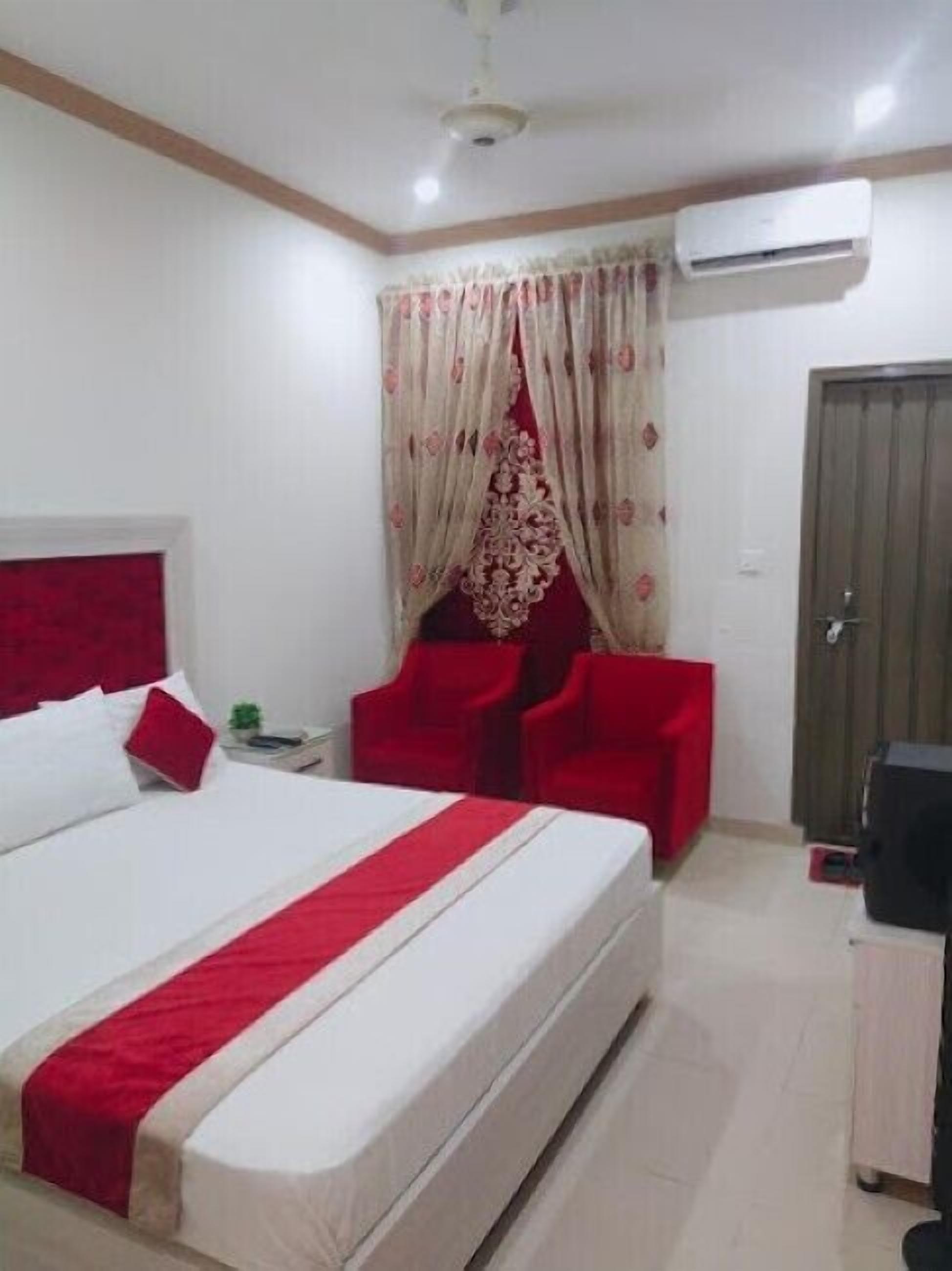 Quarto casal luxo | Quartos à prova de som, ferros/tábuas de passar roupa, Wi-Fi de cortesia