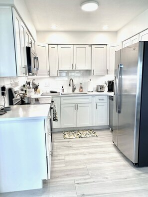 Private kitchen - Direct waterfront home on the Gulf of Mexico. Dunedin.  (Dunedin)