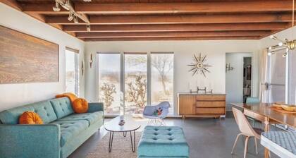 “Shangri-La” Mid-Century Mod Cabin with cowboy hot tub and sunset mountain views
