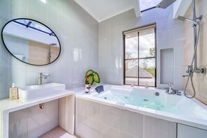 Executive Suite, 1 Bedroom, Balcony | Bathroom - Royal Arkadia Villa (Pecatu)