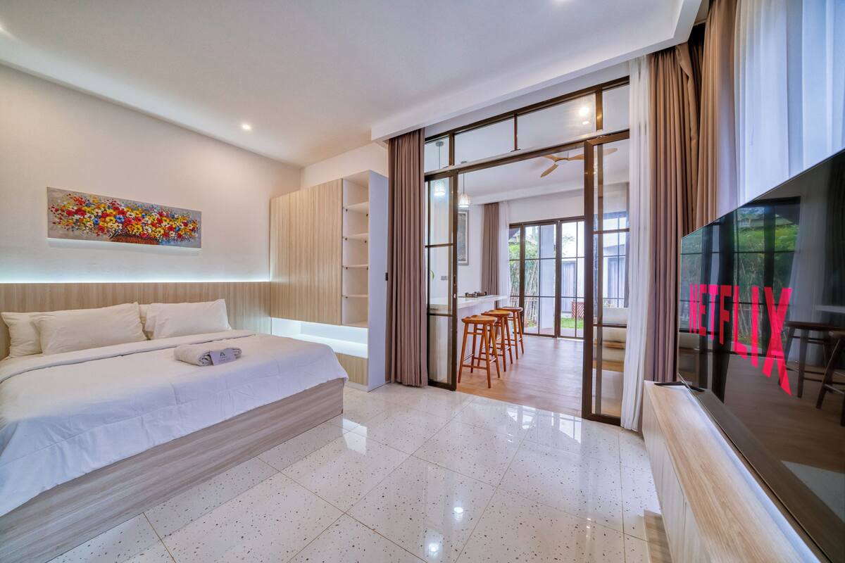 Suite Premium, 1 habitación, balcón, planta baja | 1 dormitorio, wifi gratis, ropa de cama